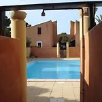 Mitoyenne Calme Avec Piscine Et Parking, Proche Pour 6 Personnes - Fr-1-607-28